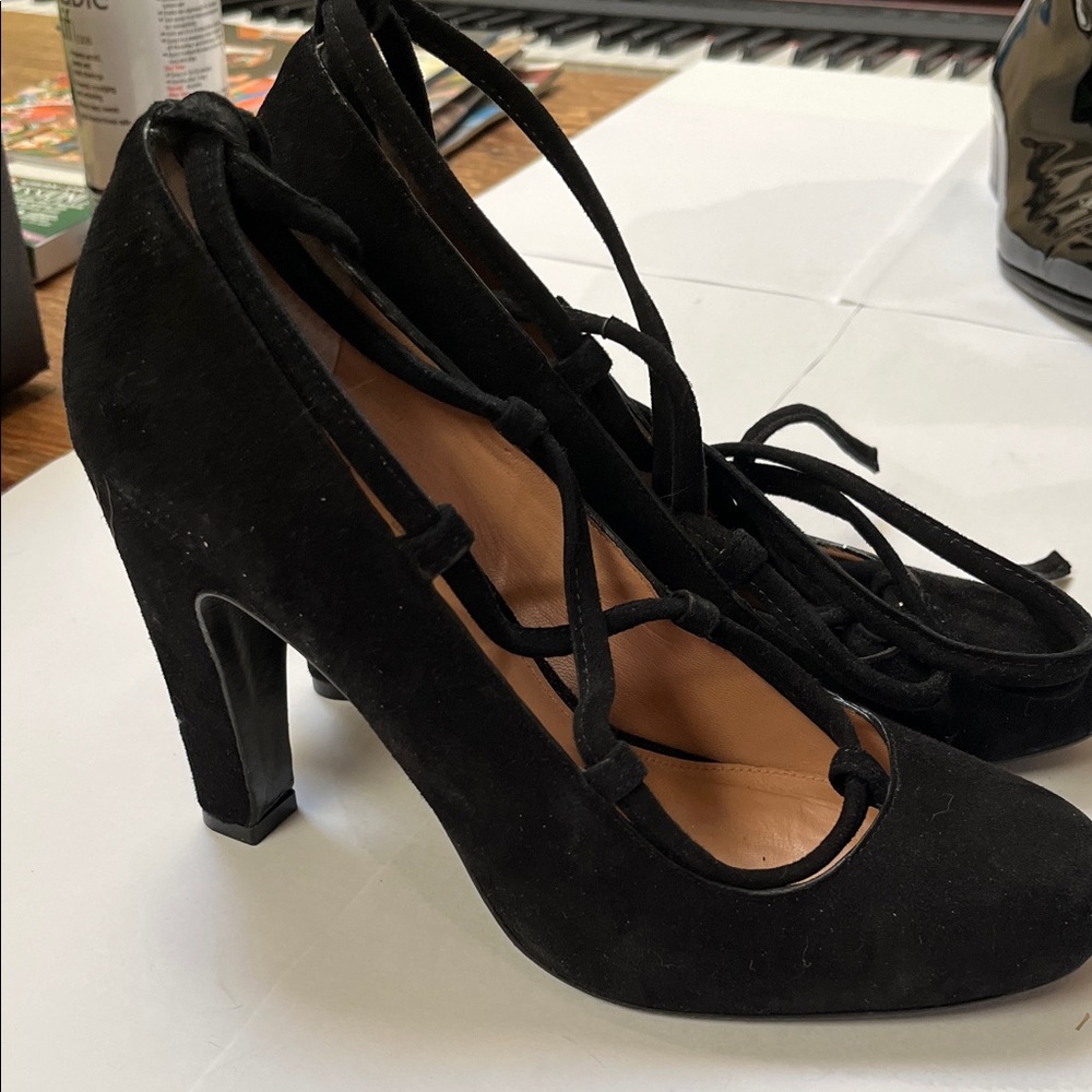 Chic Vince Camuto Black Lace-Up Heels perfect winter shoe great used condition